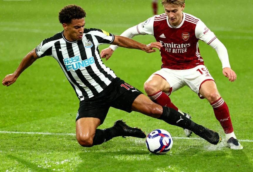 包含尼斯回应争议纽卡斯尔清晨造点机会，阿森纳内部沟通瞬间刷屏的词条